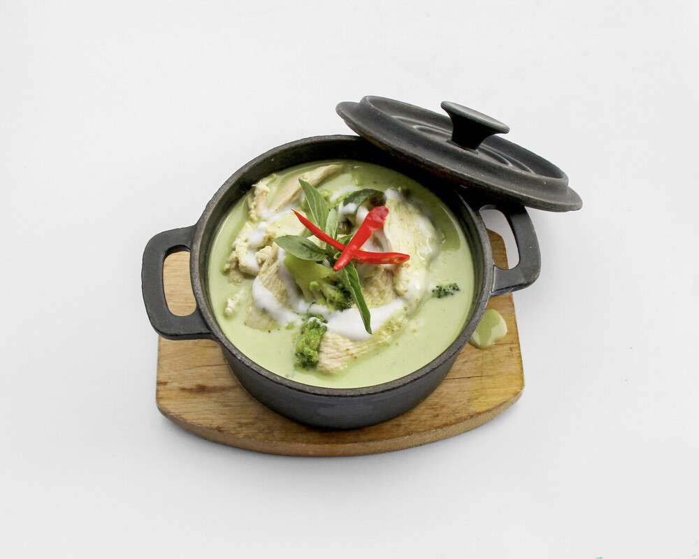 Poulet au curry vert, accompagné de petites et grandes aubergines thaïlandaises, mijoté dans du lait de coco 🥦🌶️🌶️