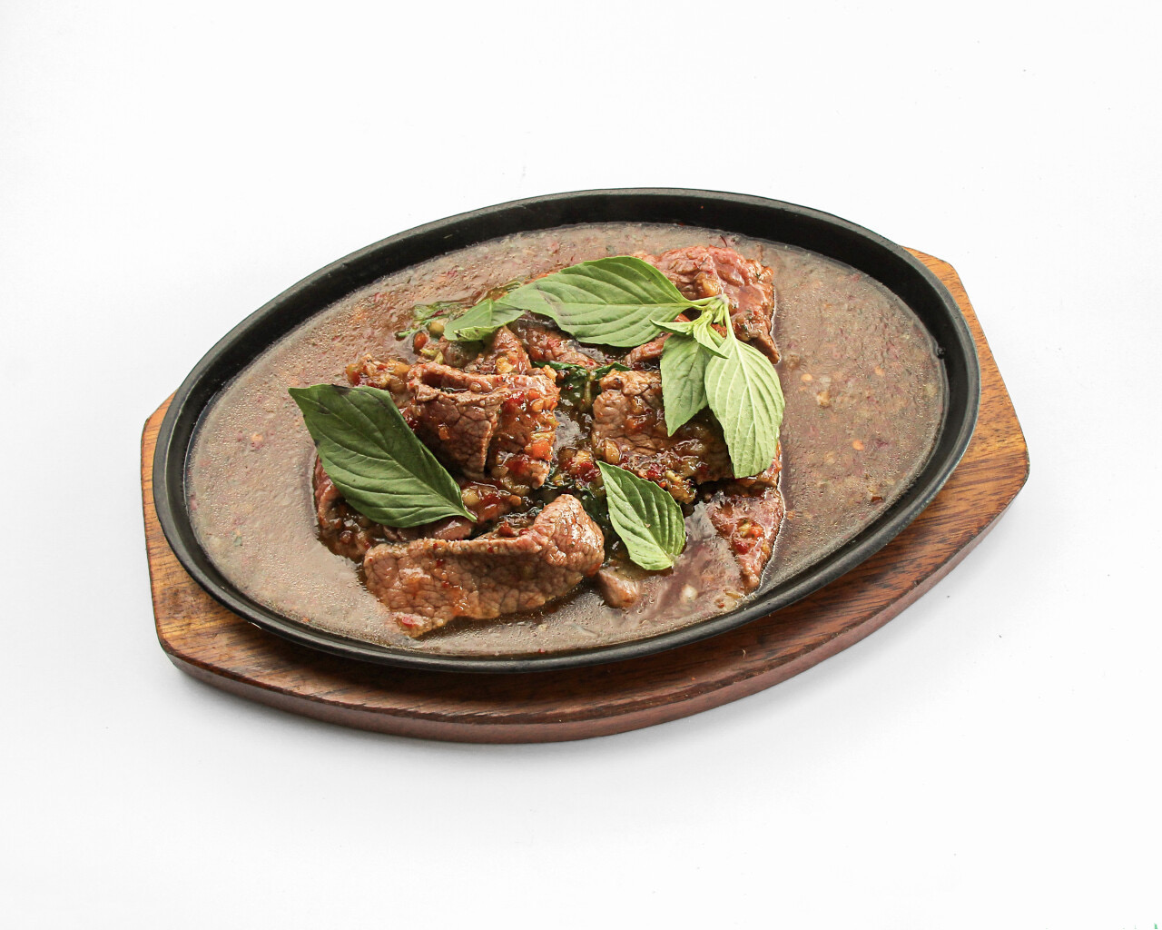 Bœuf sauté à l’ail, au poivre et au piment, relevé de basilic thaï et flambé au whisky thaïlandais (optionnel) 🐂🌶🌶🌶