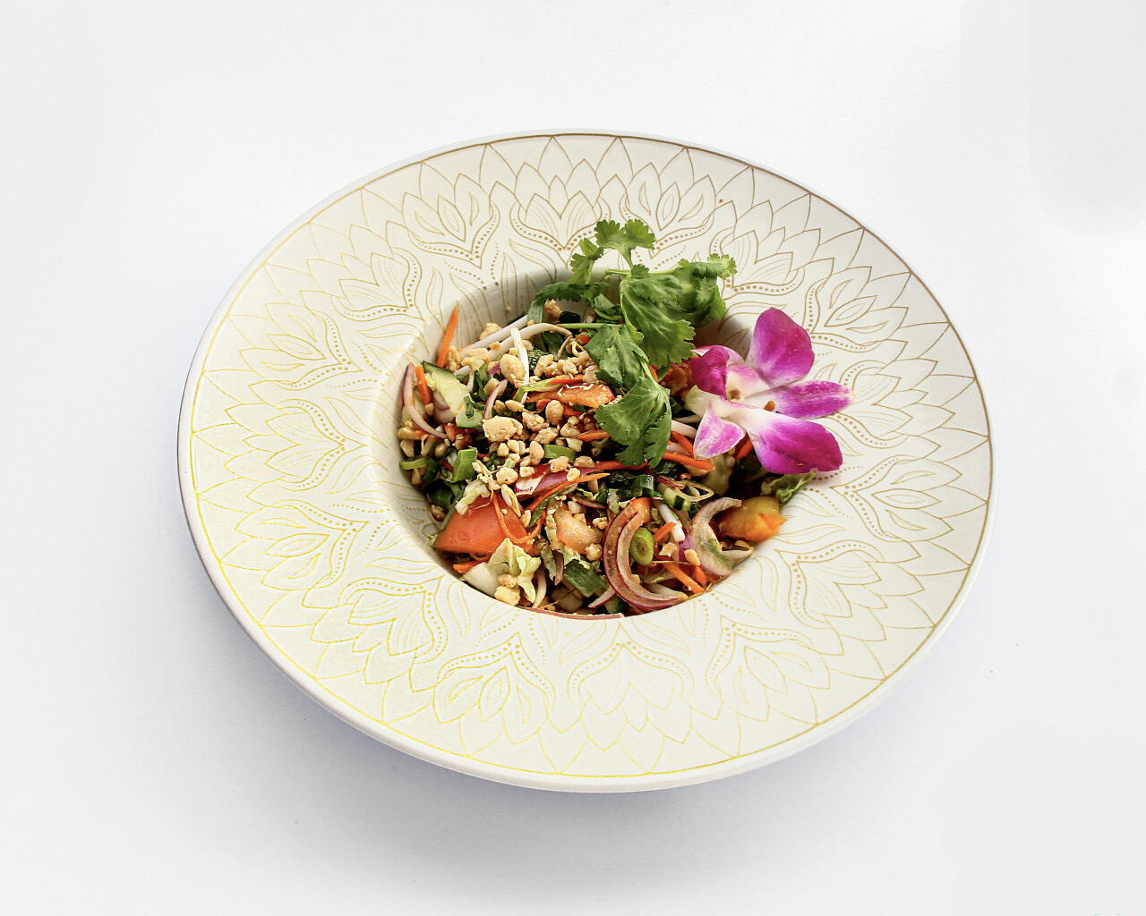 Salade fraîche, aux saveurs aigres-douces et parsemée de cacahuètes croquantes 🍅🥒🥜