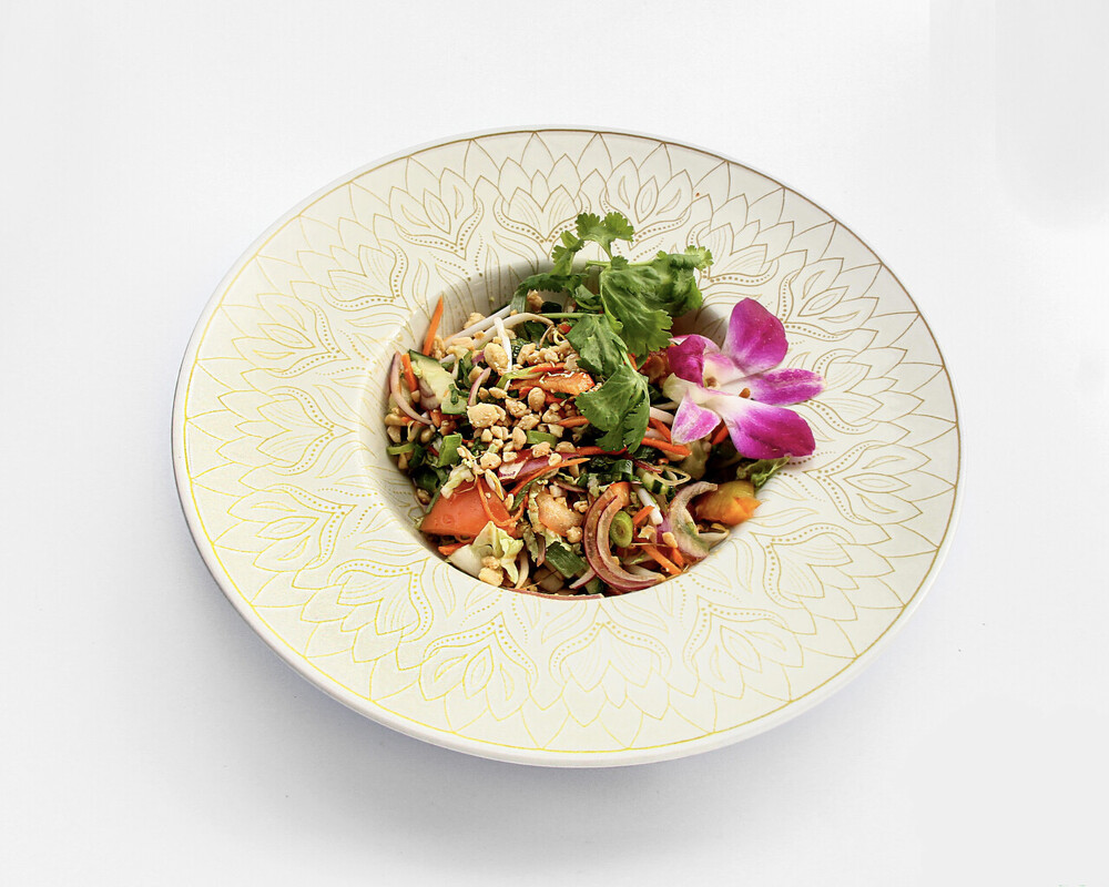 Salade fraîche, aux saveurs aigres-douces et parsemée de cacahuètes croquantes 🍅🥒🥜