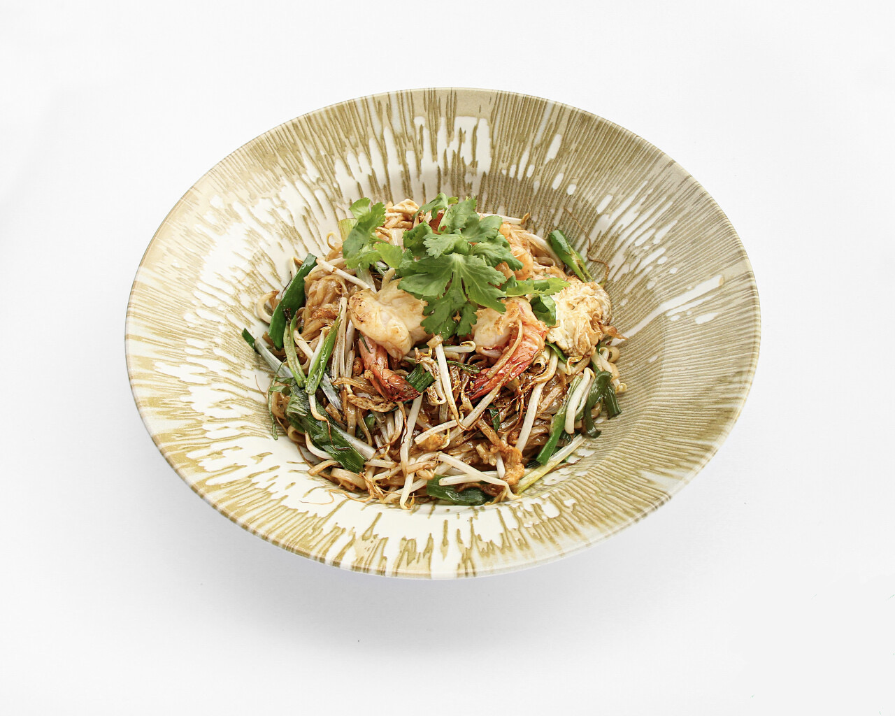 Pâtes de riz sautées aux scampis, accompagnées de légumes croquants, relevées de sauce soja et de sésame 🦐🥢